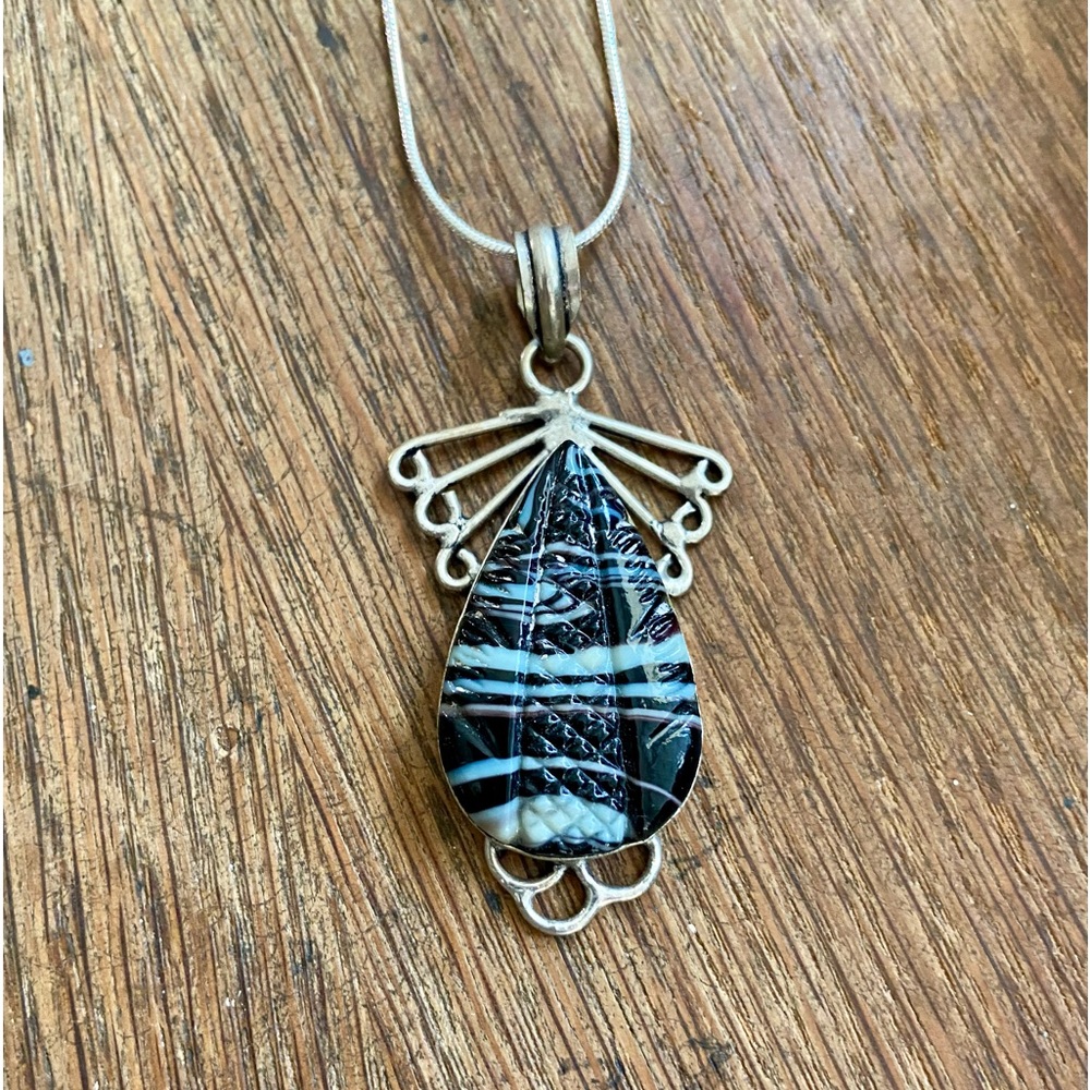 Carved agate gemstone necklace NWOT